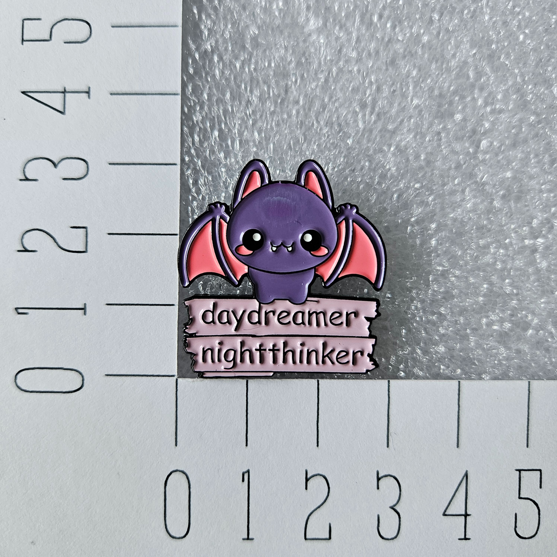 Vleermuis day dreamer night thinker enamel pin