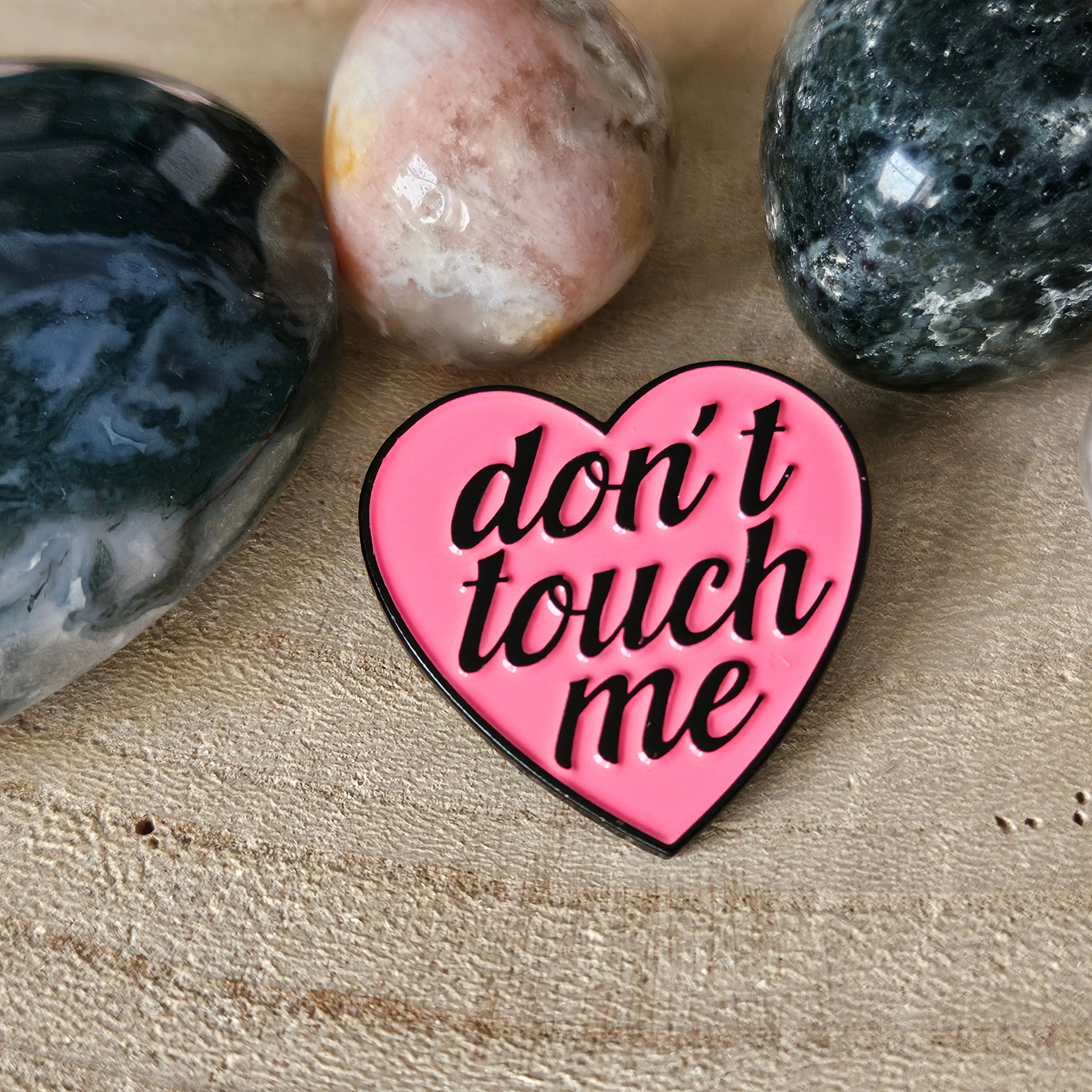 enamel pin Hart Don't touch me