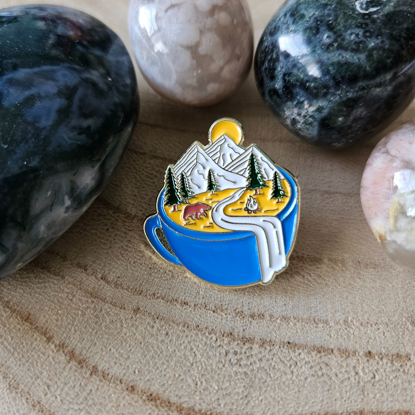 Enamel pin Reis kopje, kopje met gebergte