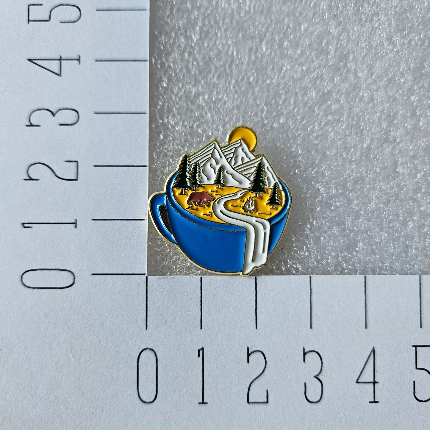 Reis kopje, kopje met gebergte enamel pin