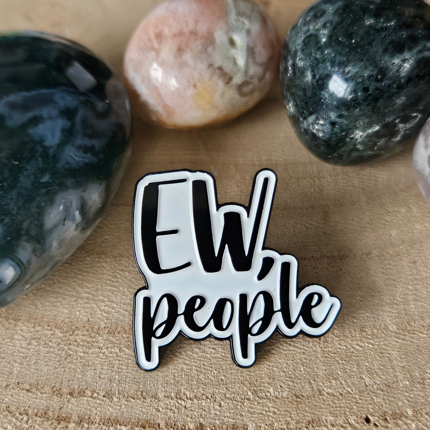 Enamel pin Ew people