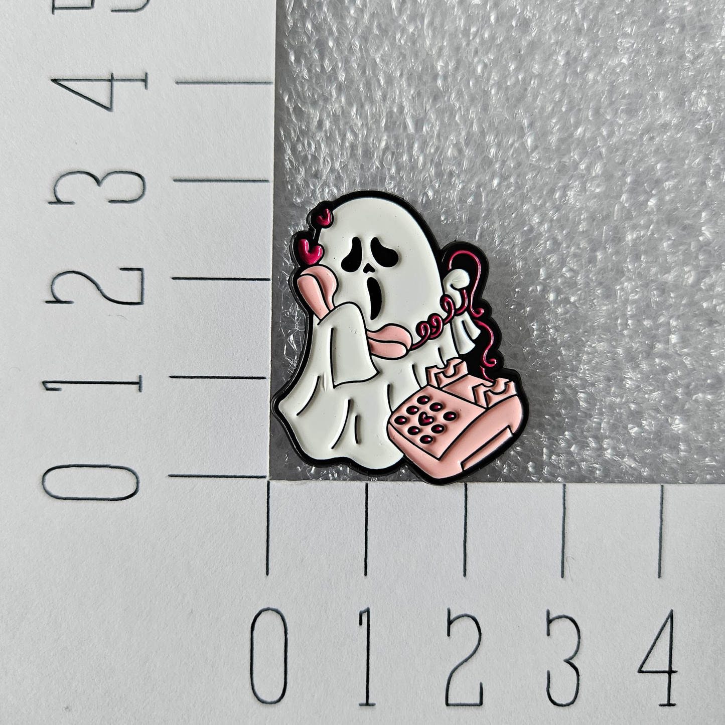 Spook met telefoon enamel pin