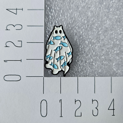 Spook met vissen enamel pin