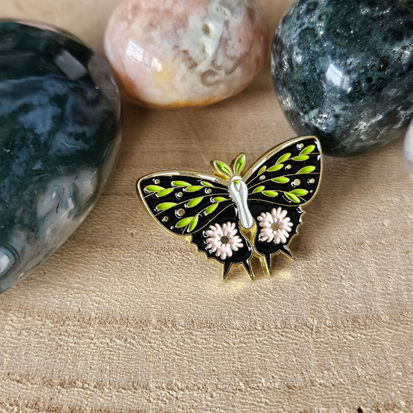 enamel pin vlinder met roze bloemen