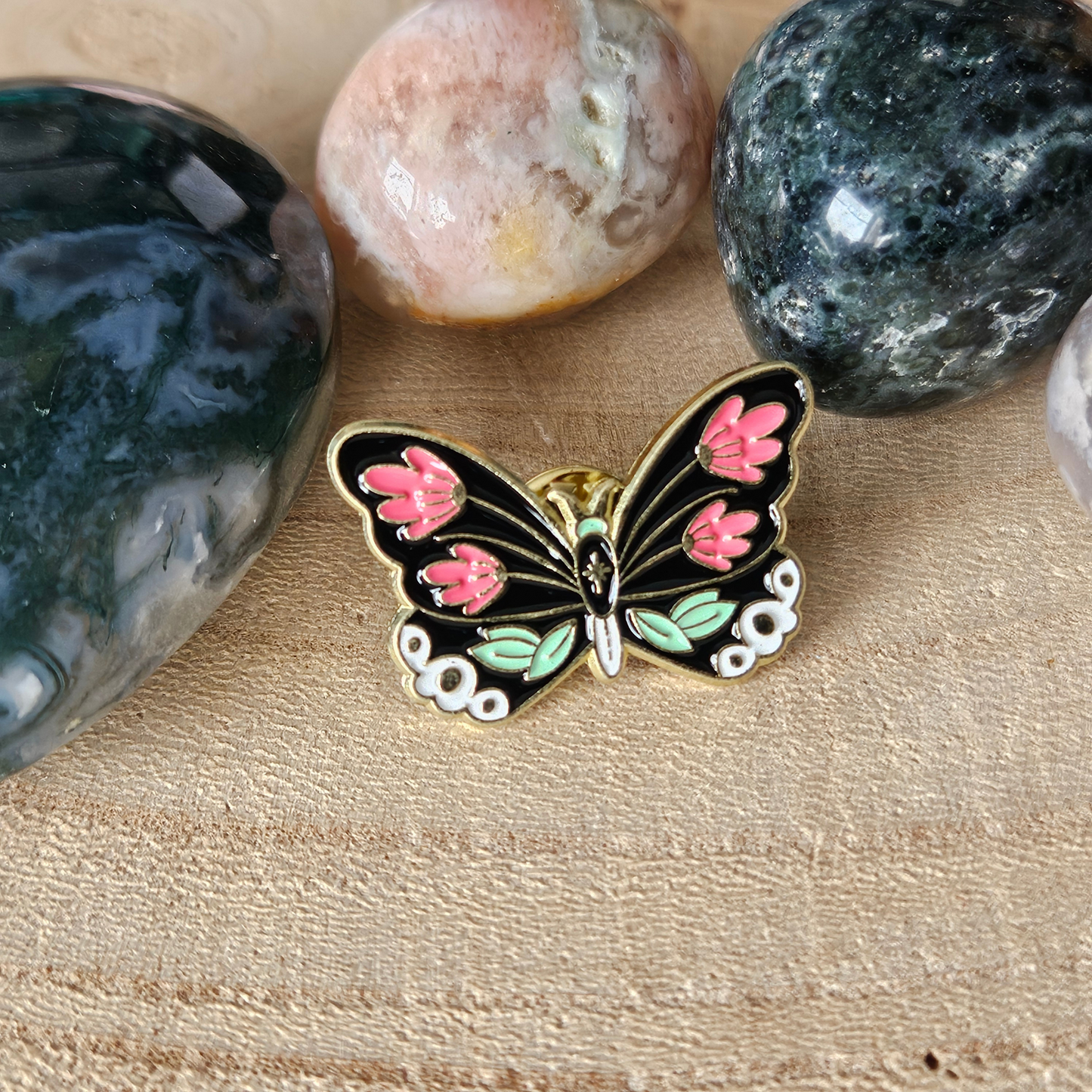 Enamel pin Vlinder met rode bloemen