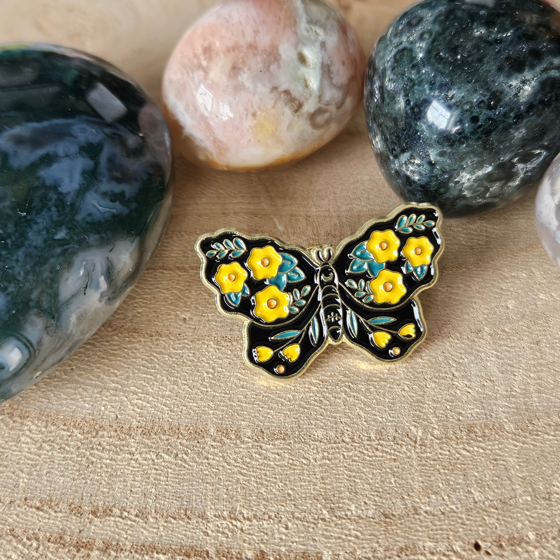 Enamel pin Vlinder met gele bloem 