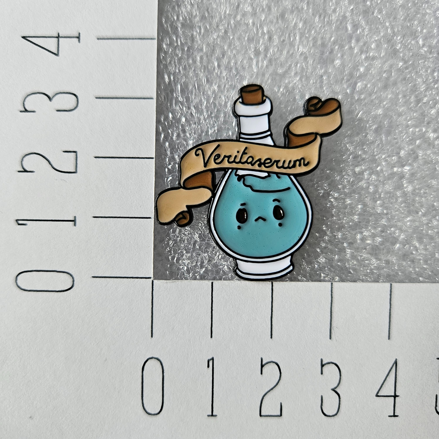 waarheidsdrankje enamel pin