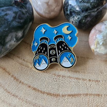 Enamel pin verrekijker