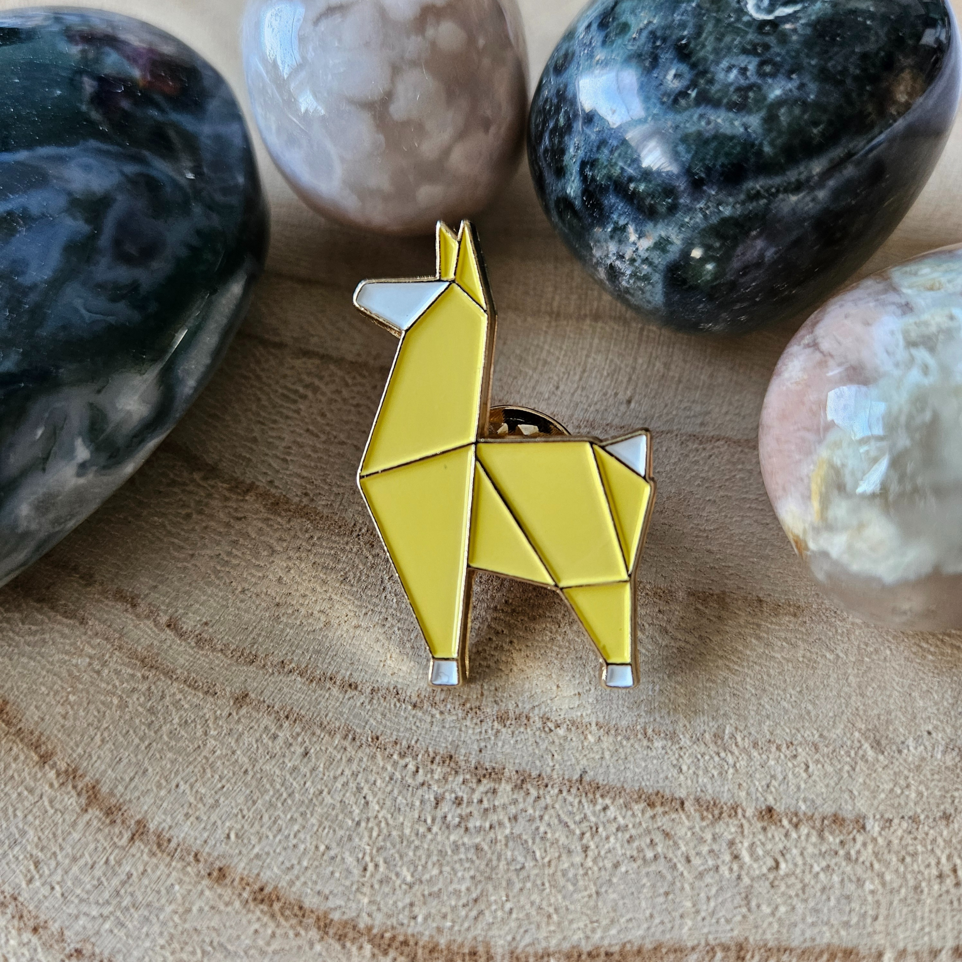 Enamel pin lama