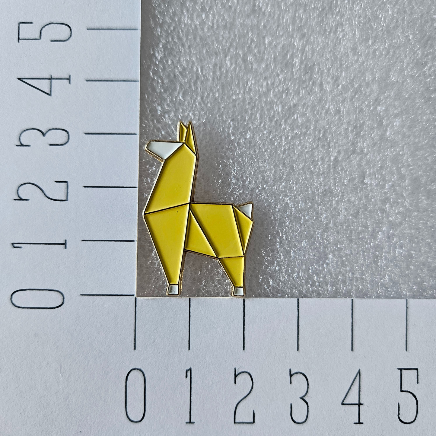 Lama enamel  pin