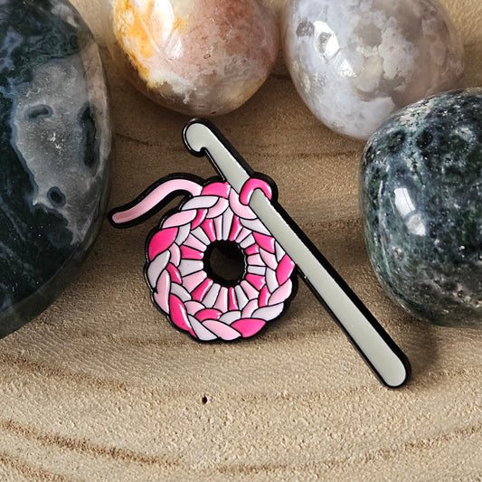 Enamel pin - Haaknaald met magische ring roze