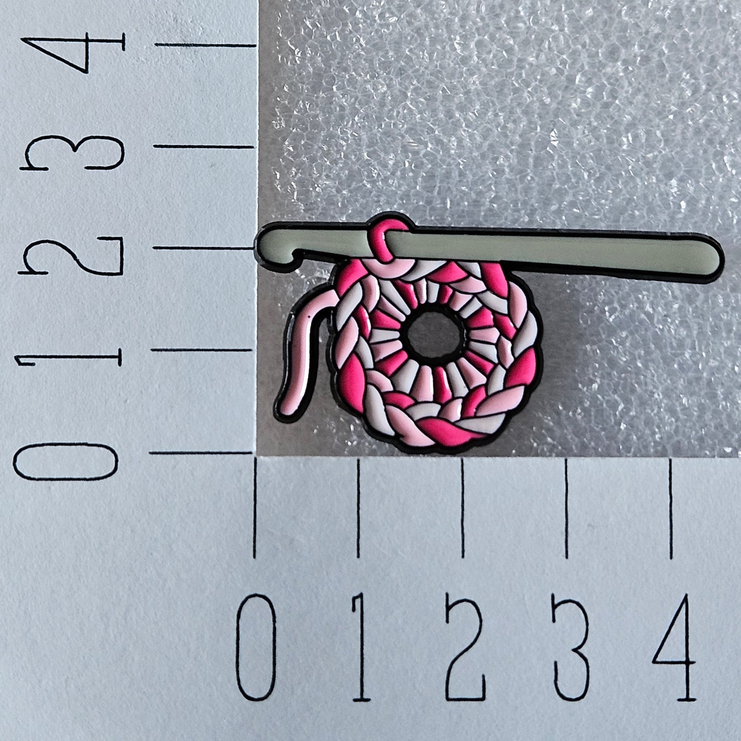 Enamel pin - Haaknaald met magische ring roze