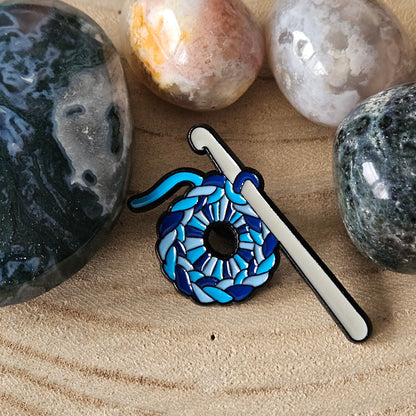Enamel pin - Haaknaald met magische ring blauw