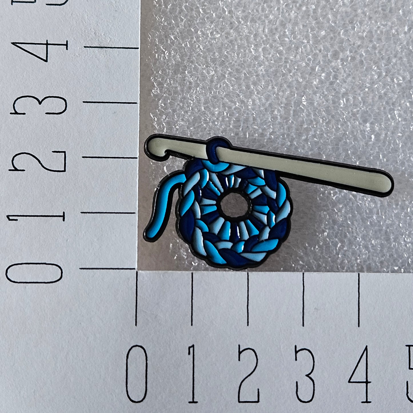 Enamel pin - Haaknaald met magische ring blauw