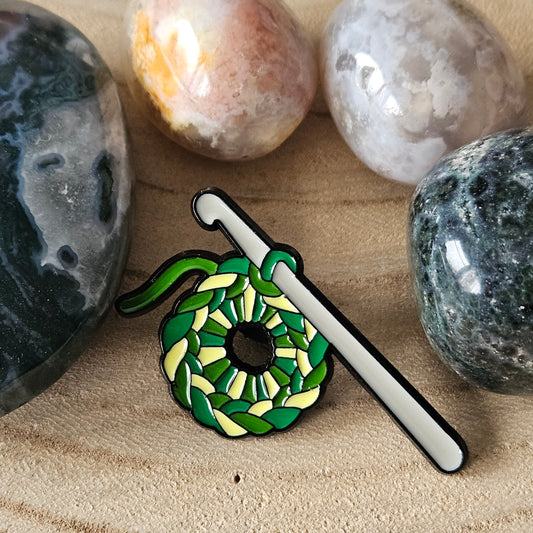 Enamel pin - Haaknaald met magische ring groen