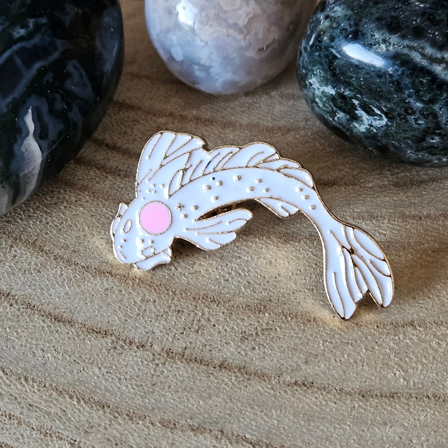 Enamel pin - Koi karper wit met roze stip
