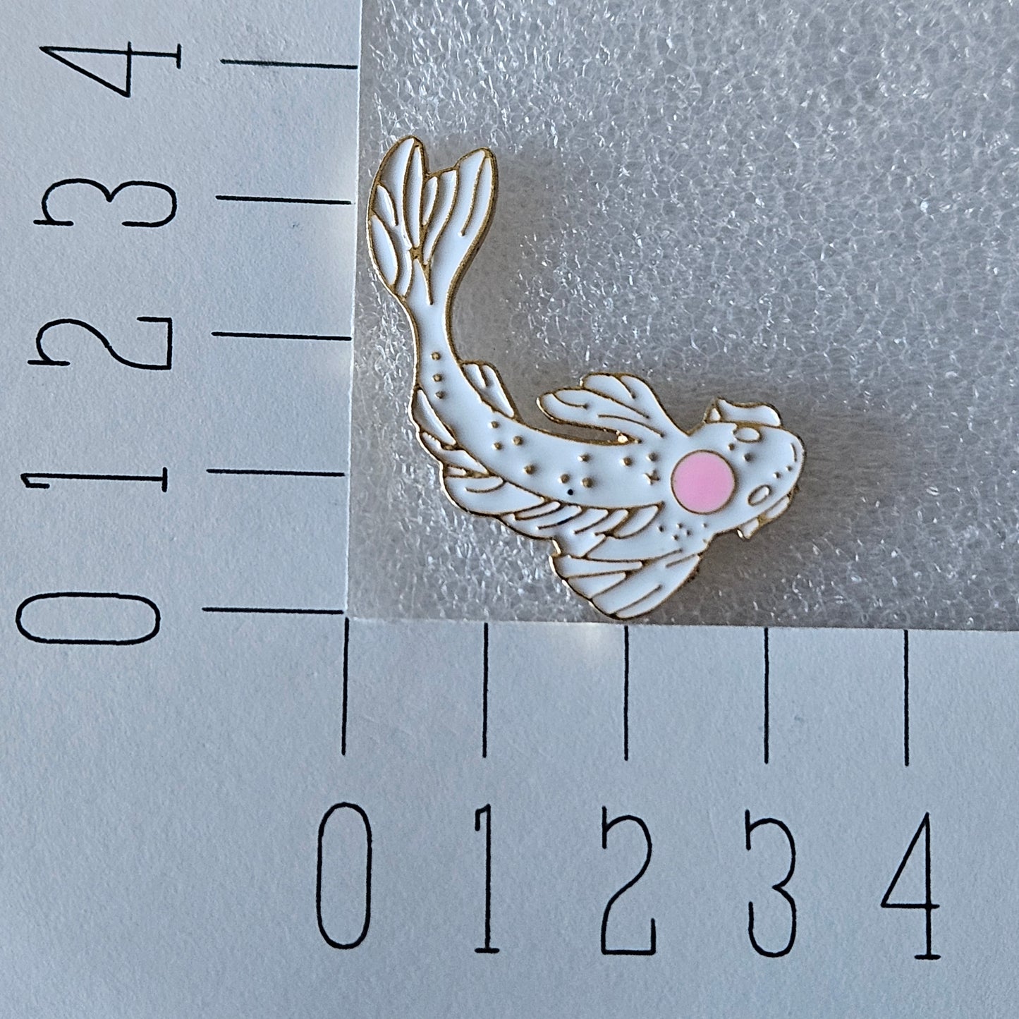 Enamel pin - Koi karper wit met roze stip