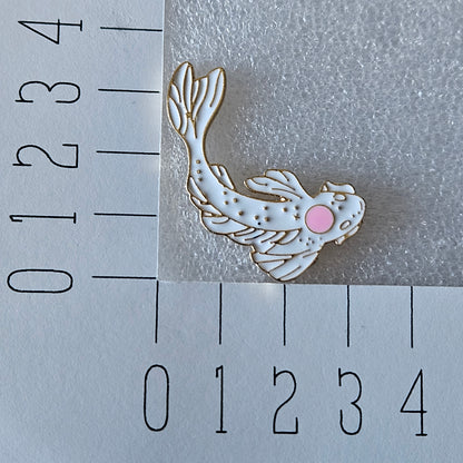 Enamel pin - Koi karper wit met roze stip