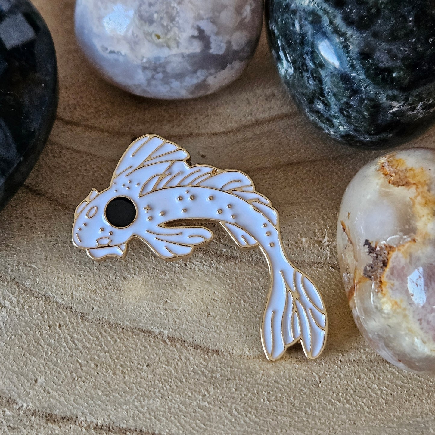Enamel pin - Koi karper wit met zwarte stip