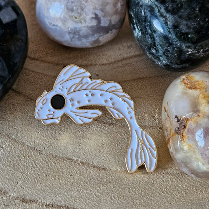 Enamel pin - Koi karper wit met zwarte stip
