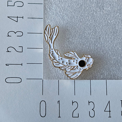 Enamel pin - Koi karper wit met zwarte stip