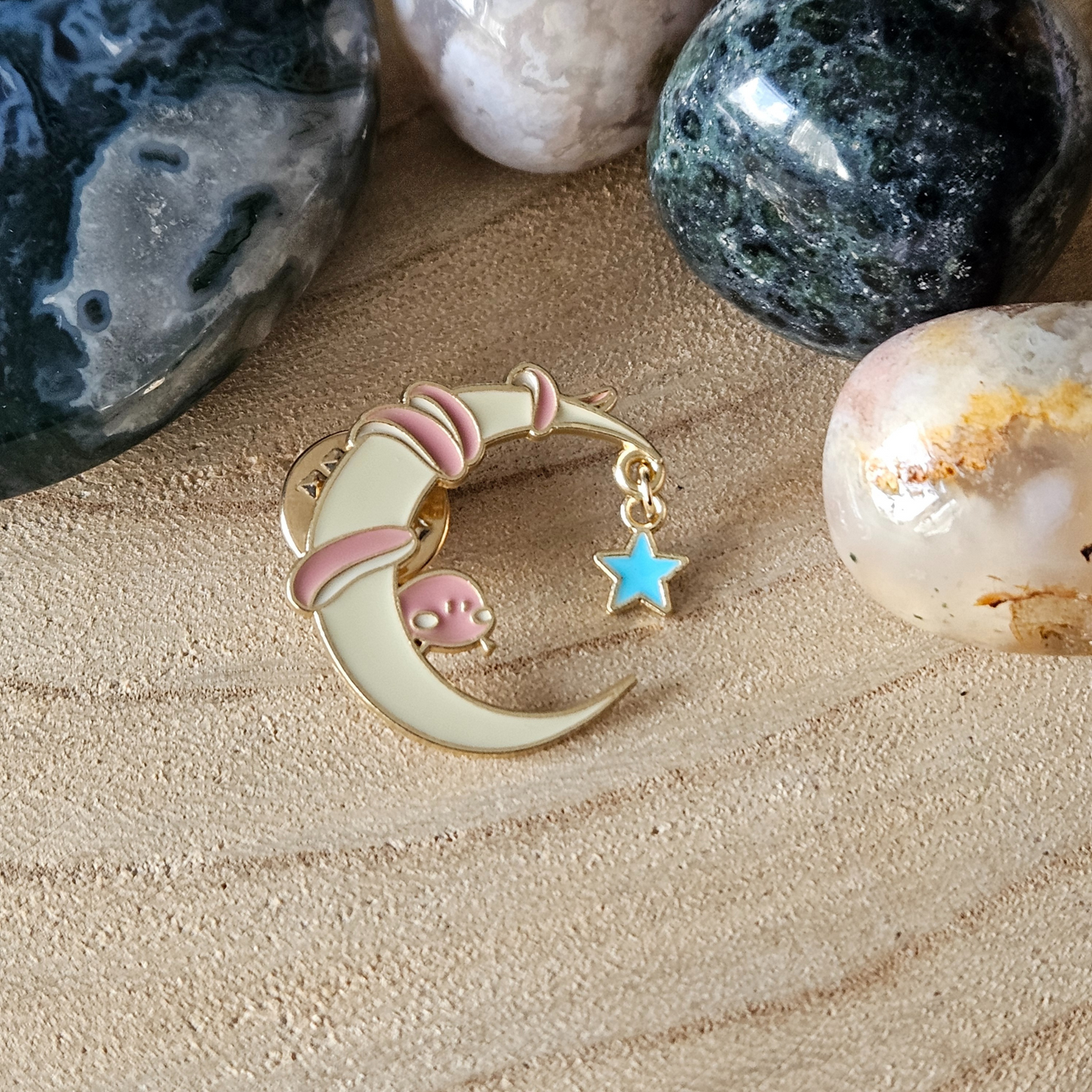 Enamel pin - Worm met maan
