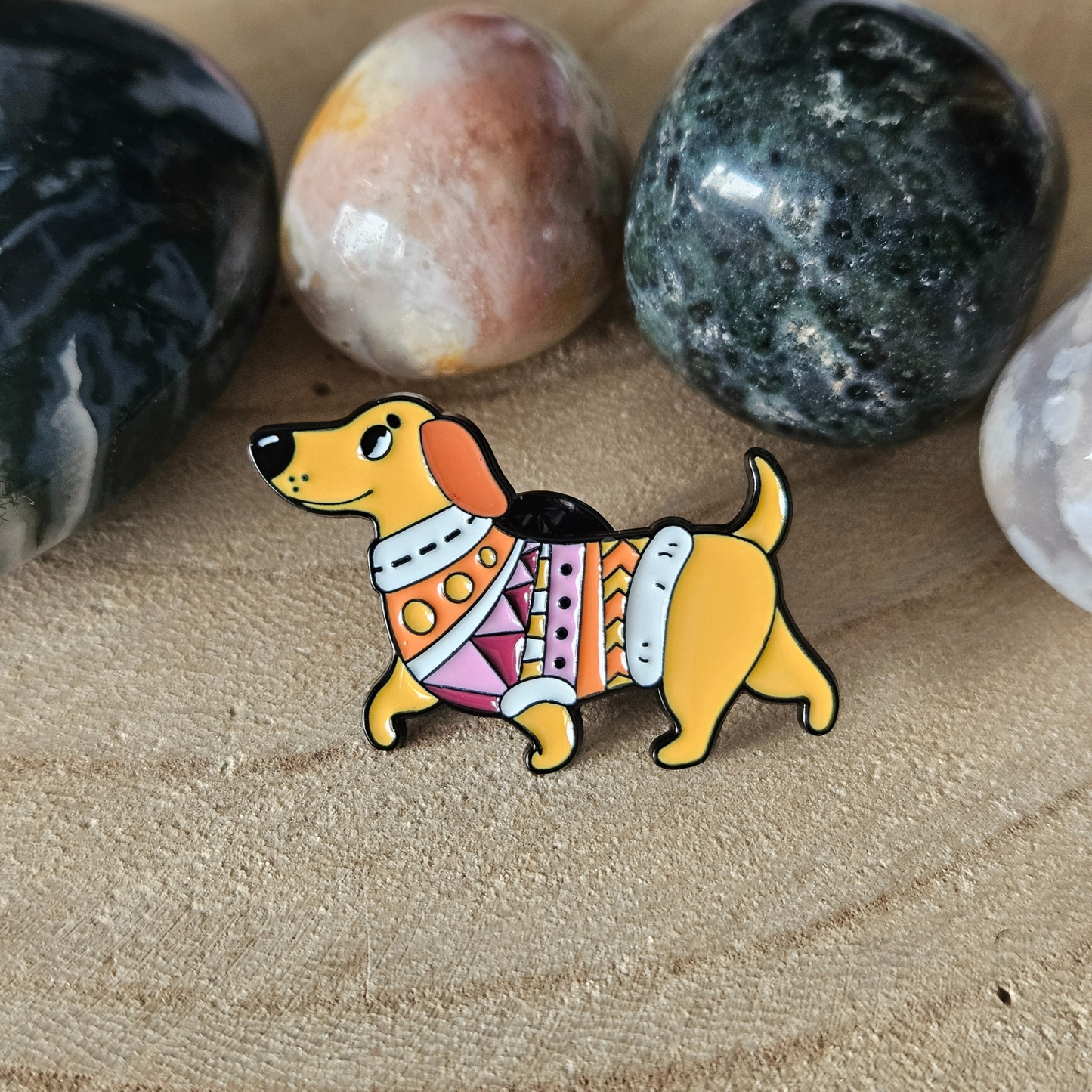 Enamel pin - Teckel met trui