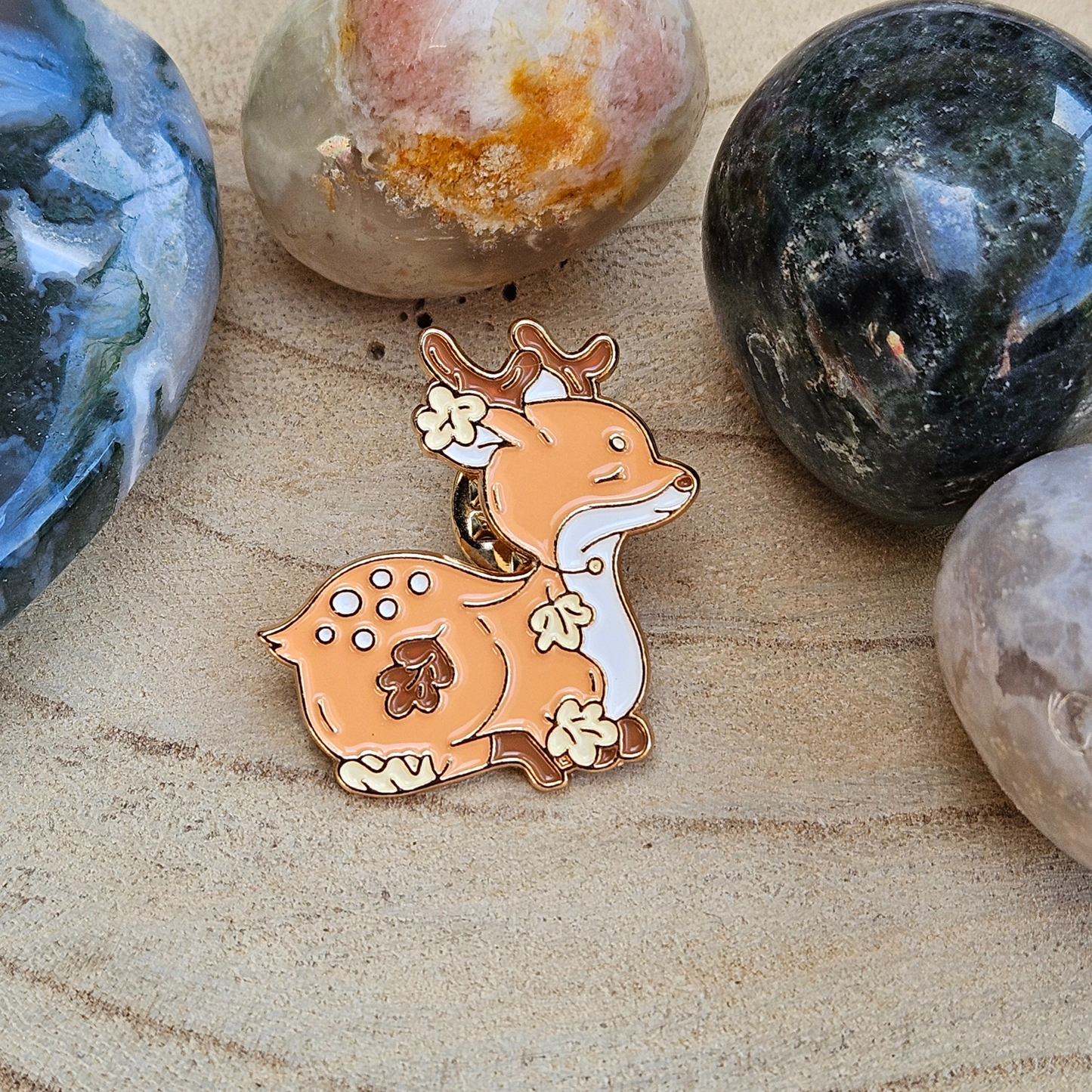 Enamel pin - Hertje met bloemen