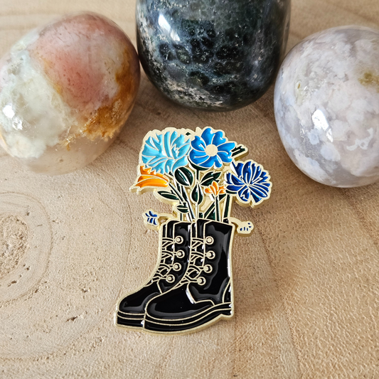 Enamel pin - Zwarte schoenen met blauwe bloemen