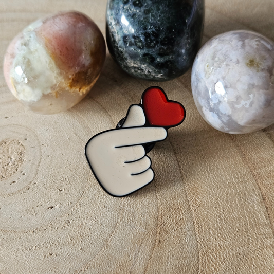 Enamel pin - Hand met hartje