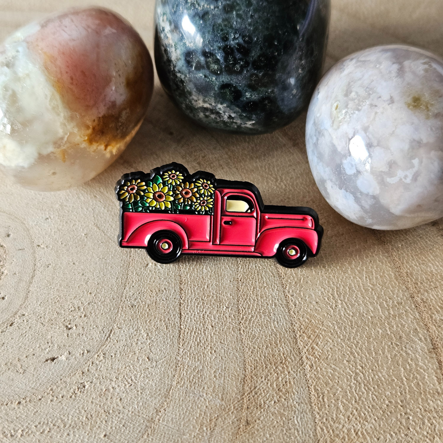 Enamel pin - Rode pick-up met bloemen