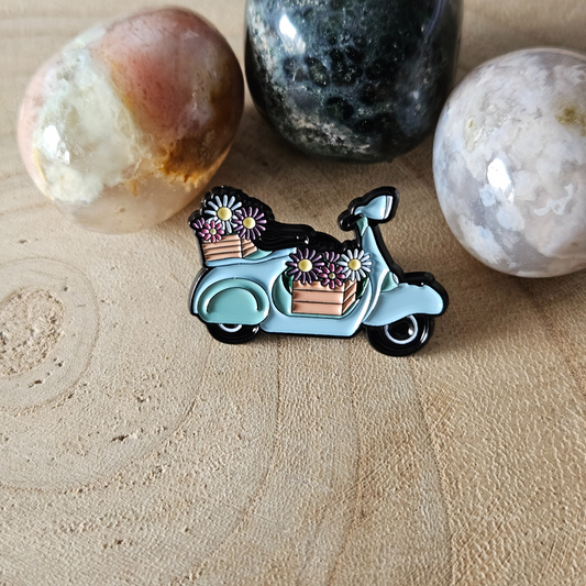 Enamel pin - Scooter met bloemen