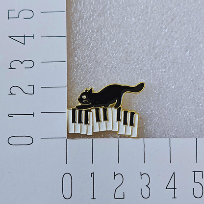 Enamel pin - Kat op de piano