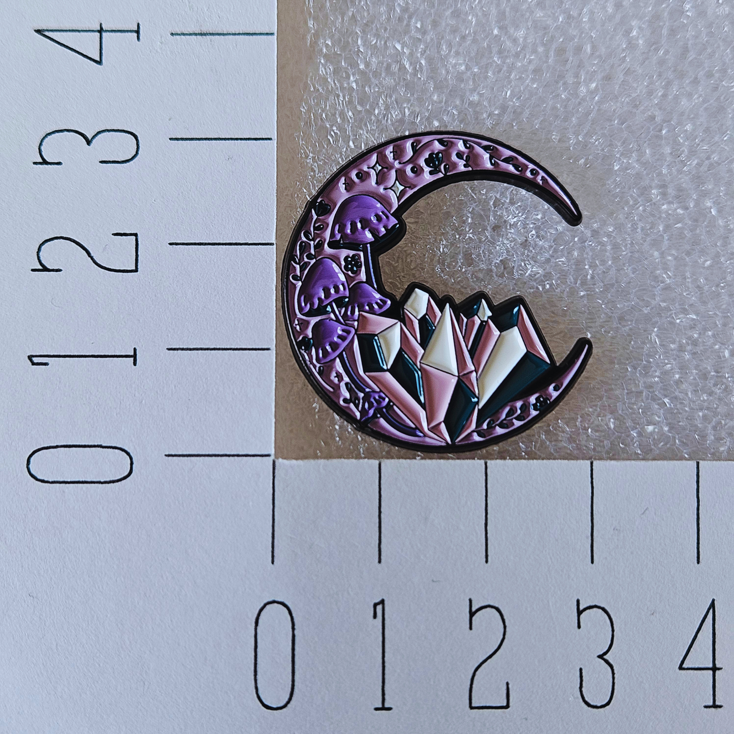 Enamel pin - Maan met edelstenen