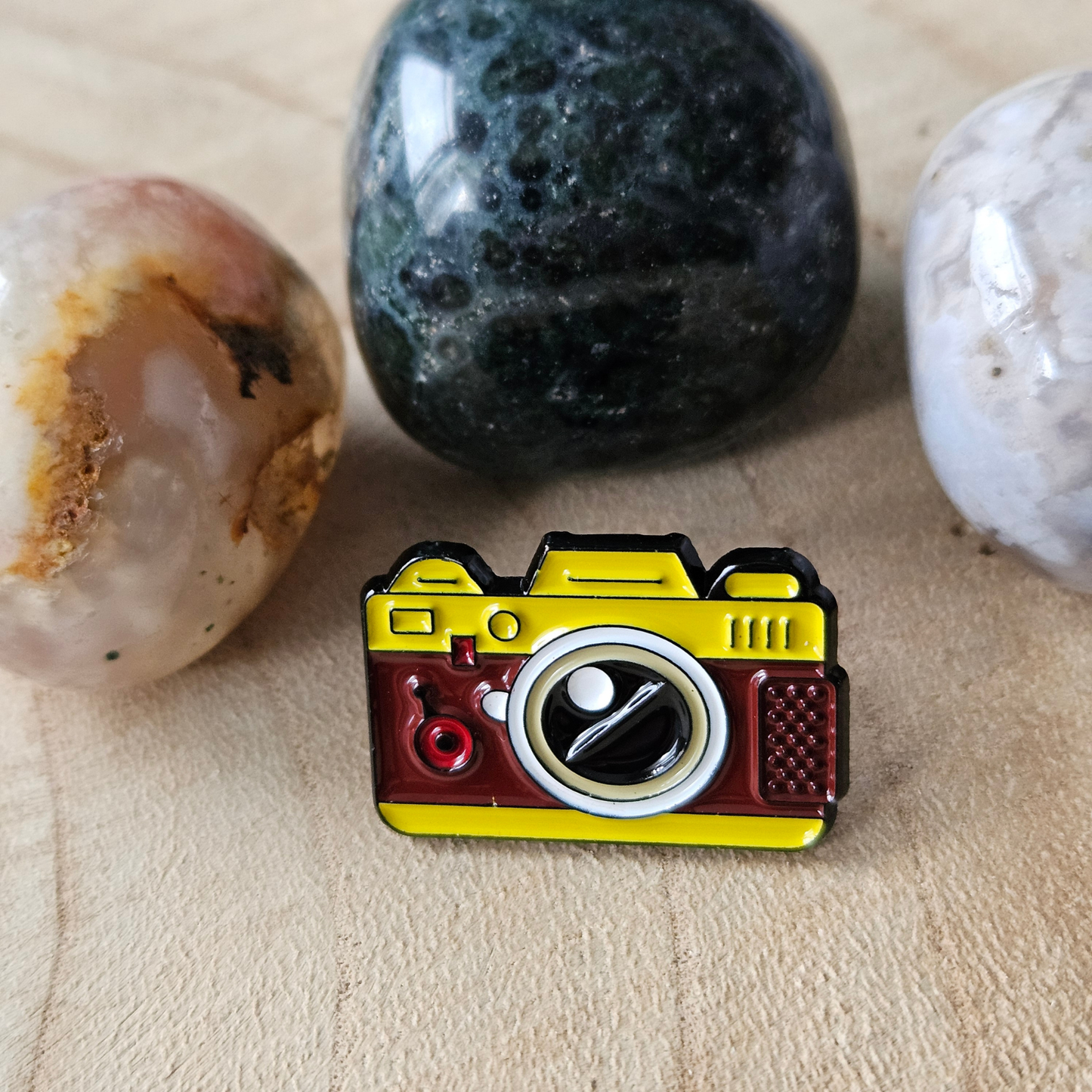 Enamel pin - Camera bruin / geel