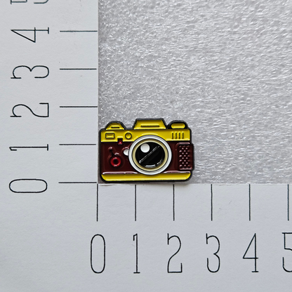 Enamel pin - Camera bruin / geel