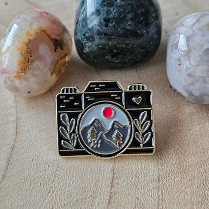 Enamel pin - Camera Zwart met bergen