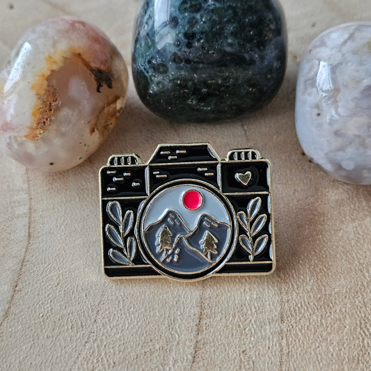 Enamel pin - Camera Zwart met bergen