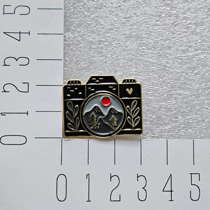 Enamel pin - Camera Zwart met bergen