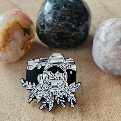 Enamel pin - Camera zwart met bloemen