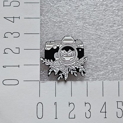 Enamel pin - Camera zwart met bloemen