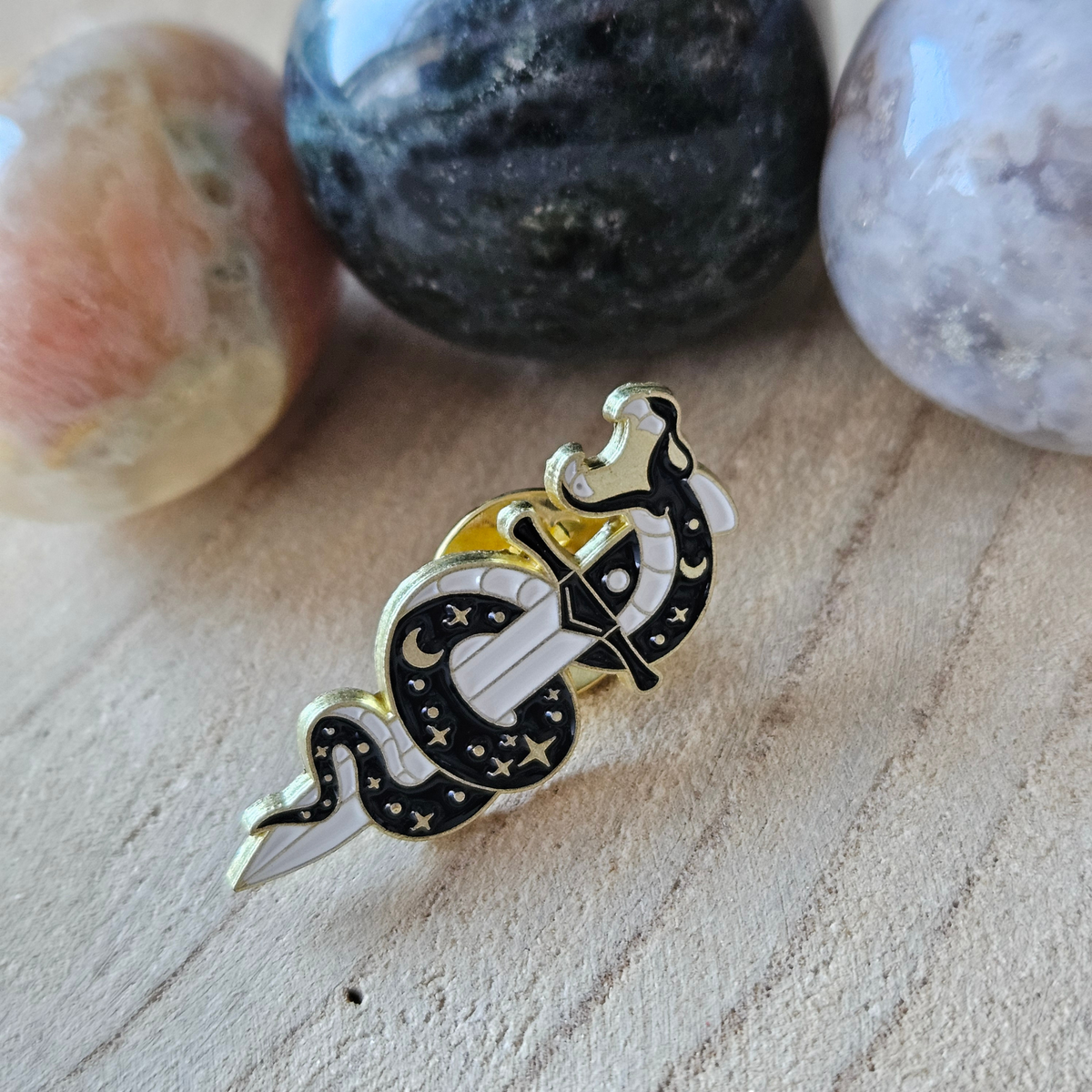Enamel pin - Slang met zwaard