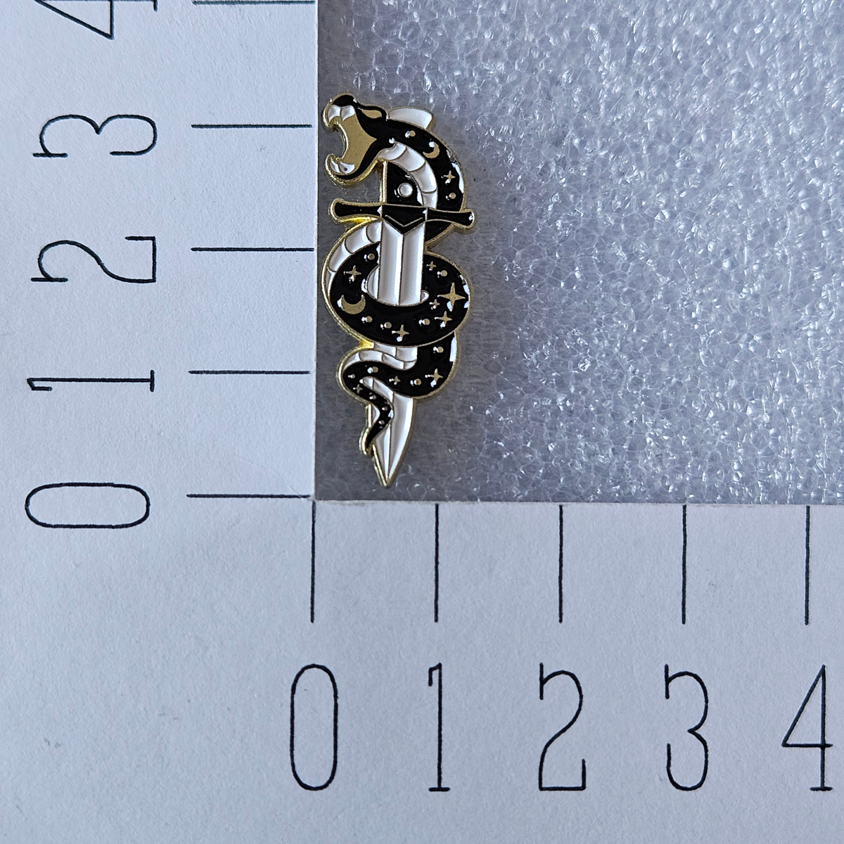 Enamel pin - Slang met zwaard