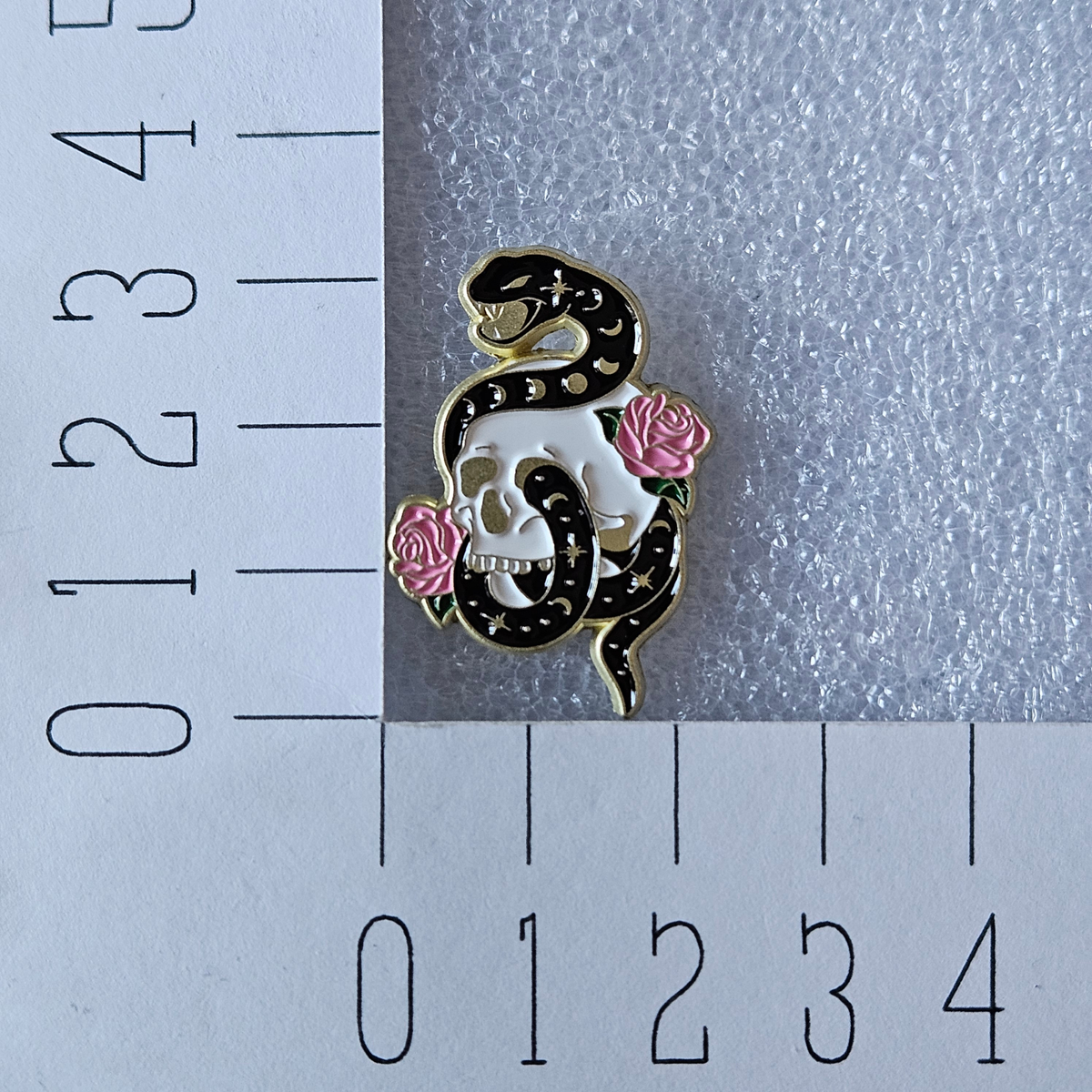 Enamel pin - Slang met schedel