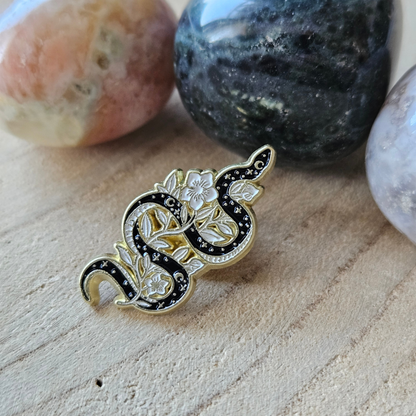 Enamel pin - Zwarte slang met witte bloemen