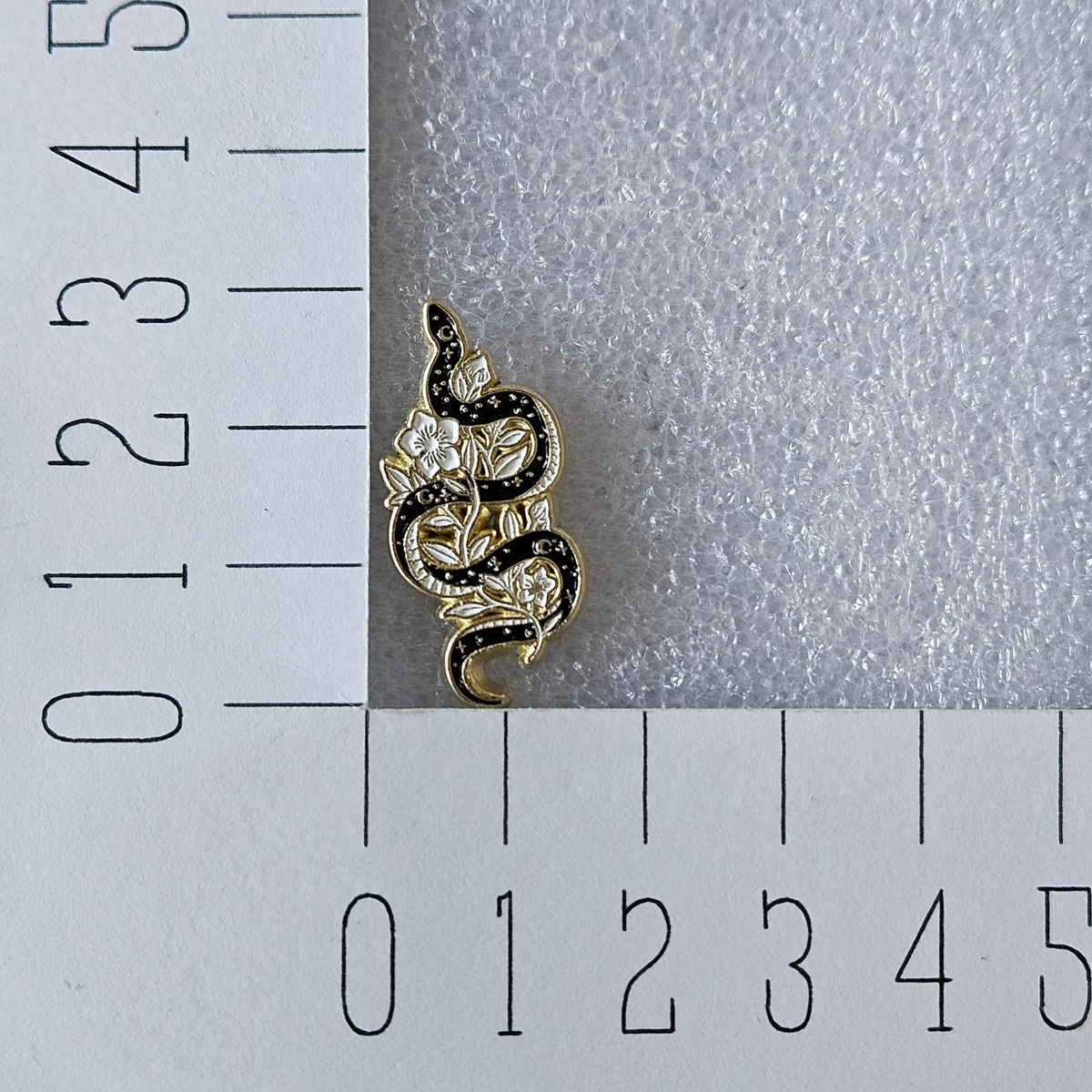 Enamel pin - Zwarte slang met witte bloemen