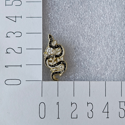 Enamel pin - Zwarte slang met witte bloemen