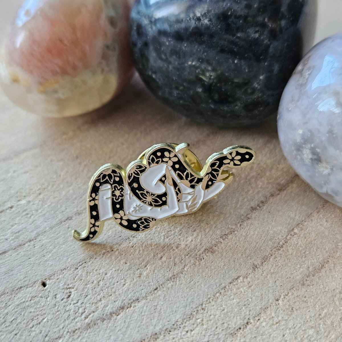 Enamel pin - Slang met hand