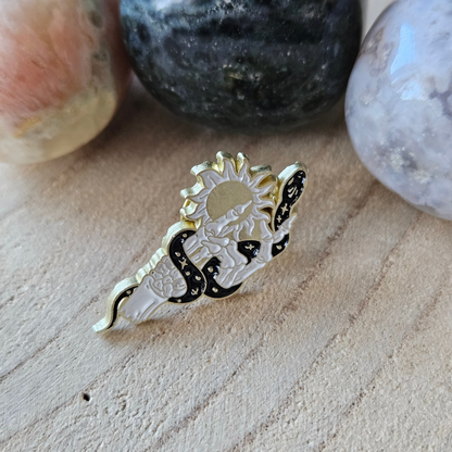 Enamel pin - Slang met skelet hand en zon