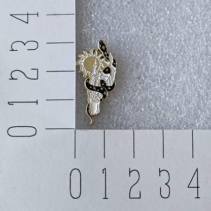 Enamel pin - Slang met skelet hand en zon